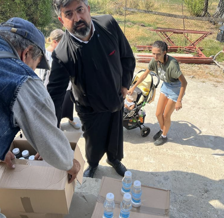 Arhiepiscopia Târgoviștei a oferit 10 mii de sticle cu apă oamenilor din Crevedia afectați de exploziile de la depozitul GPL